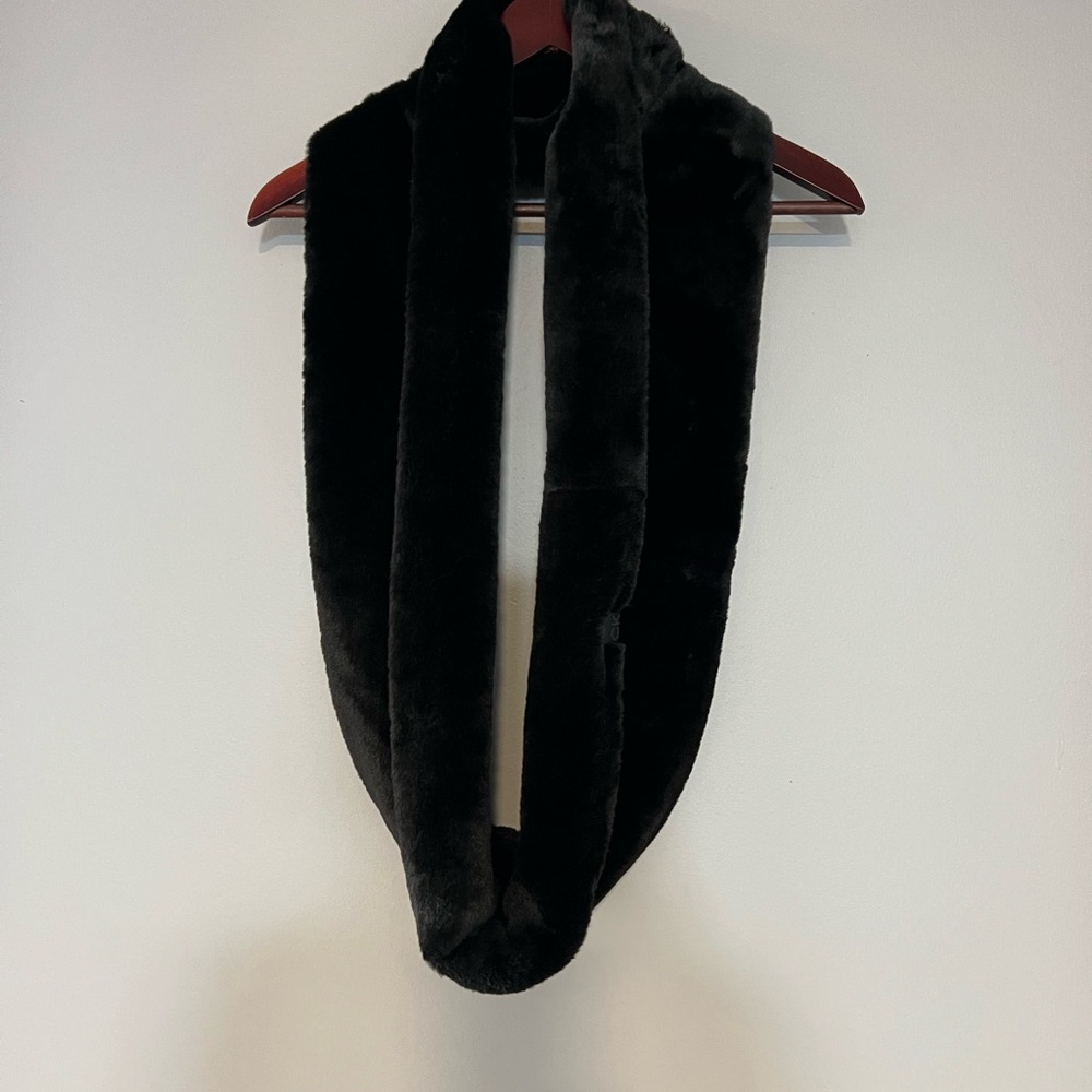 Luxurious Calvin Klein Black Faux Fur Infinity Scarf - Suuuupppper Soft